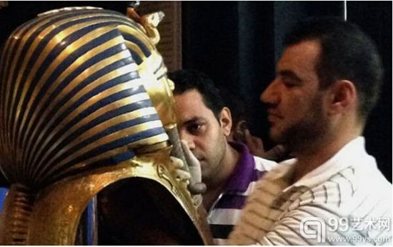 修复人员观看粘回胡须