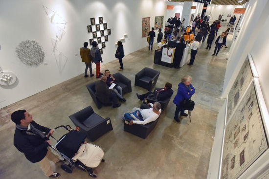 民众们对艺术充满好奇与热情