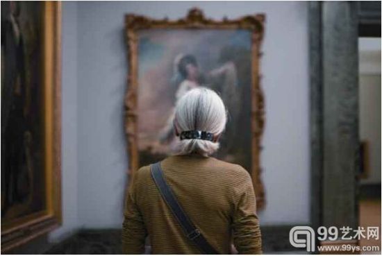 一名观众在泰特美术馆看展览