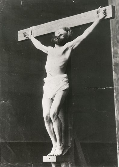 1883年，蒙卡奇在十字架上的留影