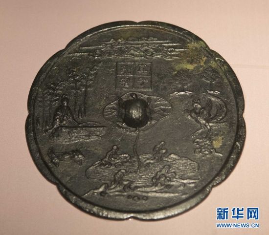 从“黑石号”沉船上打捞起的一面唐代真子飞霜纹铜镜，纹饰内容为俞伯牙弹奏一曲高山流水觅知音的故事。新华网 邹峥摄