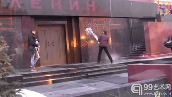 胆大包天：两俄罗斯男子向莫斯科红场列宁墓“泼洒圣水”