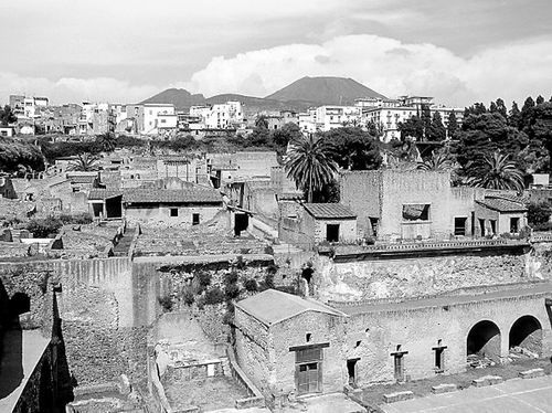 图片</p>

<p>　　通过把一个卷起的卷轴放在由粒子加速器产生的一束高能X射线经过的路径上，研究人员就可以检测出烧焦的莎草纸与其表面墨水的关键差别：即X光通过每种物质时速度有多快。这让他们可以分辨出卷轴和卷轴上的字迹，尽管过程很慢，但他们毫无疑问可以重新恢复卷轴上的内容。研究人员1月20日发表在《自然—通讯》上的文章指出，尽管目前他们仅能读出为数不多的完整词汇，但已经恢复了写在仍然卷起的卷轴书信中近乎完整的希腊字母。</p>

<p>　　研究团队表示，卷轴上的书写方式是公元前1世纪中叶的典型手写方式；事实上，它看起来非常像早些时候已经展开的一幅卷轴上的字迹，那幅展开的卷轴被认为是由古希腊哲学家菲洛德穆所写。未来尚须更多研究，甚至是用更高能量的X射线来恢复这幅或是其他卷轴上的所有内容，这种技术提供了让约2000年未见的作品重见天日的可能性。(红枫)</p>

<p>　　《中国科学报》 (2015-01-22 第2版 国际)</p>
<!-- publish_helper_end -->
                 

					<div class=