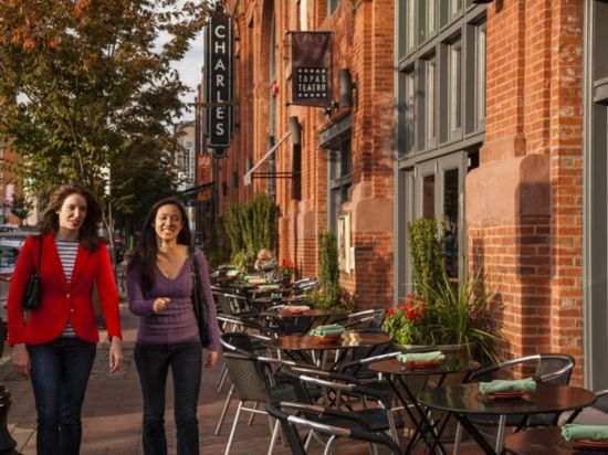 Station north艺术区是巴尔的摩首个将艺术娱乐融为一体的艺术区。