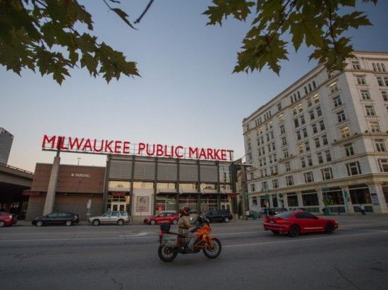 密尔沃基历史三区(Milwaukee`s Historic Third Ward)云集了各种艺术馆、剧院、精品屋、专营商店。