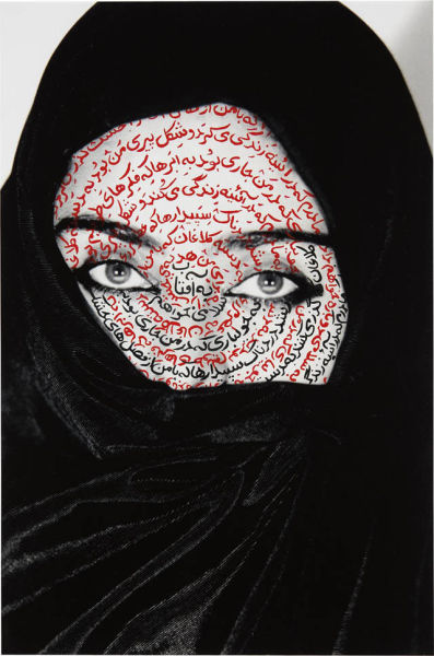 　　▲ Shirin Neshat的艺术作品无论是视觉上还是理念上都会体现矛盾与对立，在她的摄影作品中，诸如武器、女人的身体、面纱、优美的波斯语诗句等等也是几个常见的要素