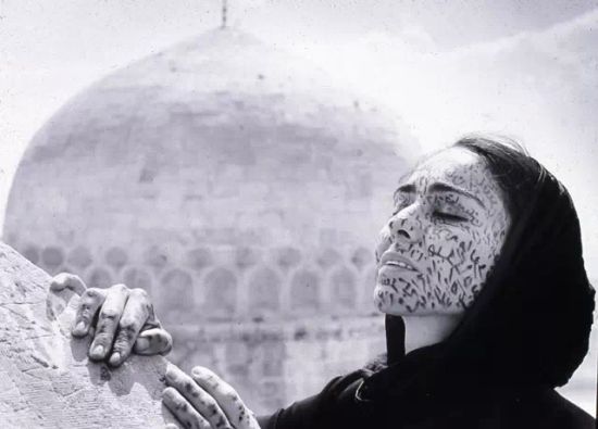 　　▲ Shirin Neshat的艺术作品无论是视觉上还是理念上都会体现矛盾与对立，在她的摄影作品中，诸如武器、女人的身体、面纱、优美的波斯语诗句等等也是几个常见的要素