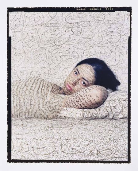 　▲ Lalla Essaydi故意模糊身体与背境的分野，试图探索和确认阿拉伯女性的复杂身份与地位