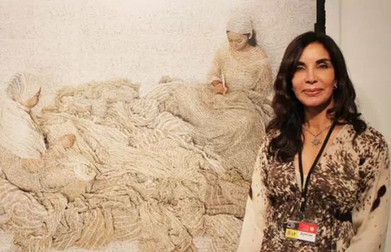 　　▲ Lalla Essaydi与她2007年的作品Converging Territories