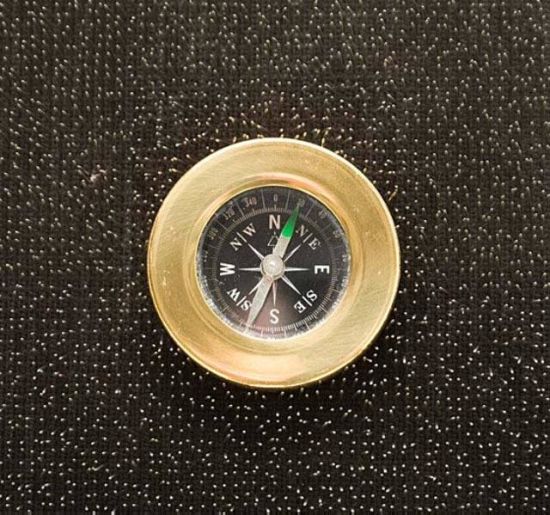 　　▲ 展出作品，雕塑装置 《Prayer Mat》(祷告毯)，1995，祷告毯的中央嵌入了一个指南针，四周是密密麻麻的钉子