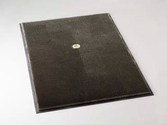 　　▲ 展出作品，雕塑装置 《Prayer Mat》(祷告毯)，1995，祷告毯的中央嵌入了一个指南针，四周是密密麻麻的钉子