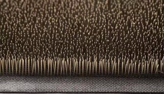 　　▲ 展出作品，雕塑装置 《Prayer Mat》(祷告毯)，1995，祷告毯的中央嵌入了一个指南针，四周是密密麻麻的钉子