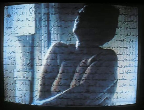 　　▲ 展出作品，录像《Measures of Distance》(距离有多远)，1988，这件作品真实地再现了艺术家本人与母亲在1975年贝鲁特内战爆发之后的分离和漂泊