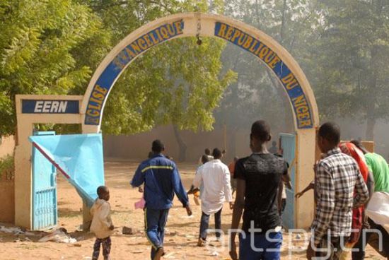 《查理周刊》新封面遭到马里人民抗议