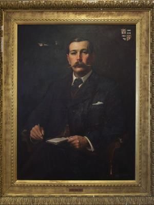 英国神探福尔摩斯名闻遐迩，全球粉丝无数，正在伦敦博物馆展出的福尔摩斯特展，首次展出创作福尔摩斯这个小说虚构人物的原作者柯南·道尔肖像，让粉丝看到他的卢山真面目。(图片</p>

<p>　　据报道，福尔摩斯特展的策展人哈帝表示，这是60多年来有关福尔摩斯的最大规模展览，除了有伦敦博物馆收藏的维多利亚与爱德华时期的展品，还有来自全球各地的珍贵展品，令参观者惊喜不已。</p>

<p>　　哈帝说，很多访客，特别是来自外国的游客以为福尔摩斯是真实存在的人物，事实上他是小说家柯南·道尔笔下虚构的伦敦代表人物，在世界各地都受到大众欢迎。</p>

<p>　　对于福尔摩斯100多年来依然有人气的原因，哈帝认为，作者的写作功力出众，有很好的叙事能力，是很重要的因素，不论案件的故事如何黑暗或神秘，到最后总是能被破解，对读者而言是很满意的结局。</p>

<p>　　哈帝表示，另一方面，主角本身福尔摩斯是个很有趣的人，他不仅聪明，思考能力强，也有很好的分析能力，但他同时也有脆弱的一面，白天时拉小提琴，很容易感到无聊，需要持续不断的刺激，读者可以从书中找到一些福尔摩斯与自己类似的人格特质。</p>

<p>　　报道称，特展中有不少难得一见的重要展品，包括首次公开展出的由知名画家派吉特所画的柯南·道尔肖像，以及派吉特所画的福尔摩斯肖像等。</p>

<p>　　柯南·道尔1886年所写的另一本书《血字的研究》的原始手稿在展场首次亮相，透过史料可以清楚看到柯南·道尔对笔下人物的用心经营。</p>

<p>　　展场中也呈现不同演员饰演的福尔摩斯，进入21世纪的神探，由英国男演员班奈狄克·康柏拜区饰演，他在英国广播公司(BBC)新世纪福尔摩斯电视剧中所穿的黑色长外套，灵感来自19世纪末的“伟大外套”，有腰带和大翻领。</p>

<p>　　除此之外，福尔摩斯在小说中所住的伦敦贝克街221B虚拟门牌号码，以及他的招牌烟斗和帽子配上放大镜，都让游客流连忘返。</p>
<!-- publish_helper_end -->
                 

					<div class=