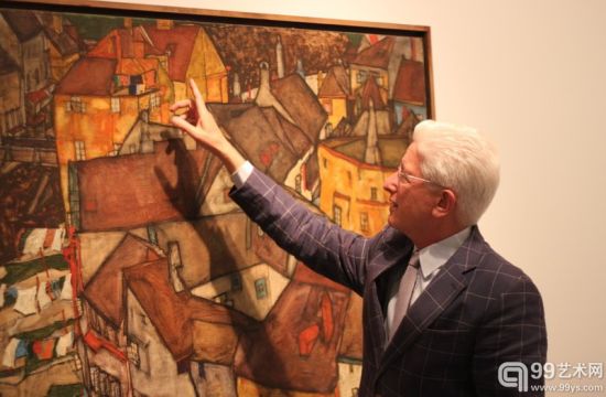 耶路撒冷以色列博物馆总监詹姆斯·斯奈德在埃贡·席勒1915年的作品《克鲁格曼镇的新月》前