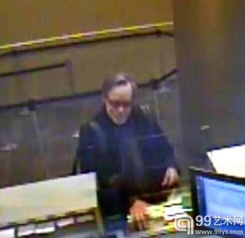 银行监控拍到的抢劫画面