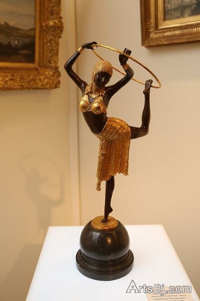 展出的青铜镀金作品