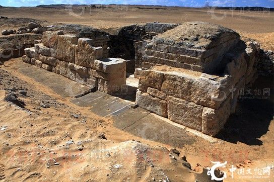 1月4日，埃及相关工作人员称捷克考古学家顺利出土了此前并不知其名的古埃及法老王后之墓。经初步推断，该古墓为4,500年前统治古埃及的奈弗力弗拉法老(PharaohNeferefre)之妻所有，历史悠久。据悉，这座古墓位于开罗西南部阿布希尔(AbuSir)一处古王国时期墓地中。此处埋葬着几座祭奠古埃及第五王朝(FifthDynasty)法老的珍贵金字塔，包括奈弗力弗拉法老金字塔。