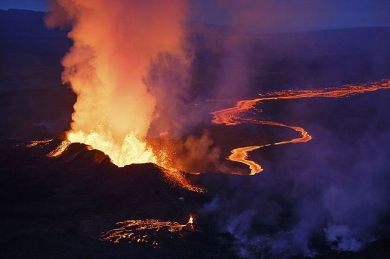 据悉，Holuhraun火山喷发时，熔硫的温度可达到1000℃。(网页截图)