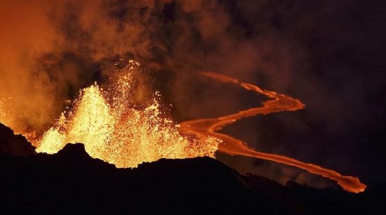 从图中可以看到，火山喷发时，红色的熔岩蜿蜒数里。(网页截图)