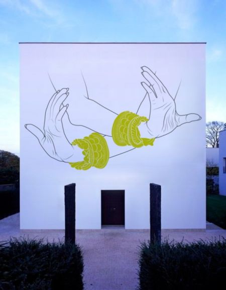 这些图画包括了人像、花、服饰等亚洲传统文化元素。