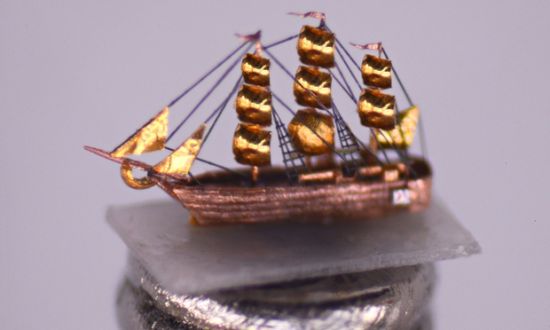 著名微雕艺术家家乡办展：作品袖珍需用显微镜
