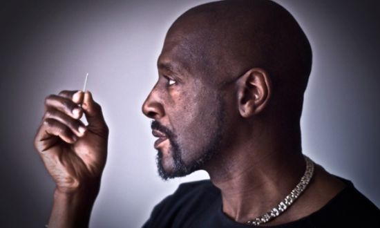 著名微雕艺术家家乡办展：作品袖珍需用显微镜