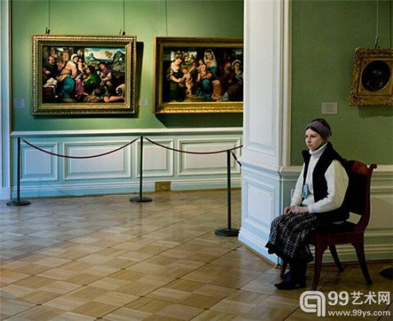俄罗斯美术馆里的另类风景——守护艺术品的俄罗斯大妈