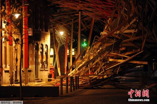 比利时街头巨型艺术品坍塌现场