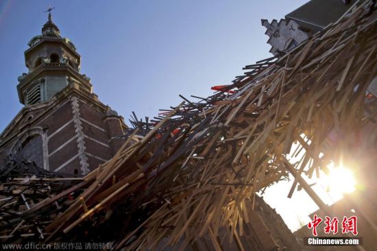 比利时街头巨型艺术品坍塌现场