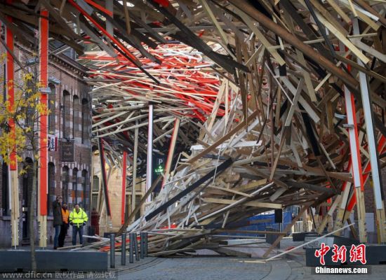 比利时街头巨型艺术品坍塌现场