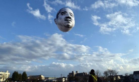 日本空中现巨型大叔脸气球 造型诡异吓呆市民