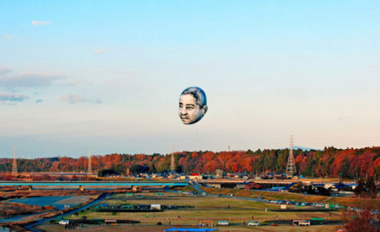 日本空中现巨型大叔脸气球 造型诡异吓呆市民