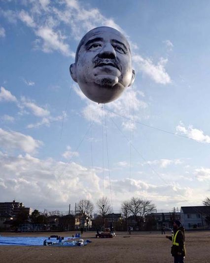 日本空中现巨型大叔脸气球 造型诡异吓呆市民