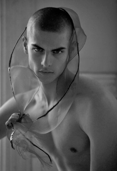 男孩眼中透露一种绝望的渴求，便是“阿姆斯特朗”特色共鸣的一张‘肖像’，正是他自己。”