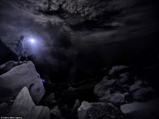摄影师拍摄印尼火山口夜晚散发蓝色光芒
