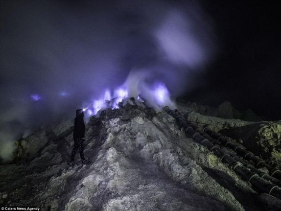 摄影师拍摄印尼火山口夜晚散发蓝色光芒