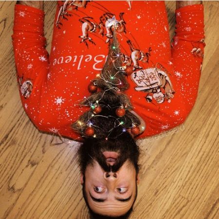 美国旧金山30岁艺术家以赛亚·韦伯(For Christmas)却以自己胡须为材料，塑造出圣诞树、雪人等艺术作品。