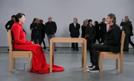 在2010年的“艺术家在现场”作品中，阿布拉莫维奇和乌雷重逢对视。