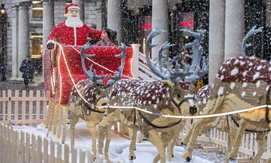 快乐有趣……伦敦考文特花园（Covent Garden）里的乐高圣诞老人。图片</p>

<p>　　有谁想在圣诞节看酷酷的抽象概念艺术？反正我不想。我宁愿去看乐高的圣诞节驯鹿。在考文特花园有圣诞老人和雪橇队展示，我觉得圣诞就应该有这样的装饰。虽然媚俗，但很欢快。圣诞节的时候，我们要把好品味搁在一边，应该有梦幻的彩灯、装饰彩带和温热的红酒，而不是“令人不安”或“发人深省”的现代艺术。</p>

<p>　　每年，美术馆都试图将圣诞和抽象艺术结合在一起，效果往往很奇怪。维多利亚和阿尔伯特博物馆(Victoria & Albert)刚刚揭晓了今年的圣诞装饰树。英国泰特美术馆(Tate Britain)展示了近年来艺术家们设计的一些圣诞树，之前就料到这些树会引起争议。2009年，塔奇迪·迪恩(Tacita Dean)设计了一棵圣诞树，上面的蜡烛每晚都会逐渐燃尽熄灭。这叫人想起时光消逝，人生苦短。圣诞气氛应该如此么？</p>

<p>　　圣诞绝不是展示现代艺术的时候，这是老的艺术家蓬勃的时机。无论室内还是室外，我们在冬季乐园中，欣赏荷兰艺术家的冰展，布鲁盖尔(Bruegel)的冰雪奇观和丰富多彩的艺术史交融在一起，节日气氛浓厚，天马行空。</p>

<p>　　当代的艺术太严肃，近乎有了夸耀的意味，根本不符合圣诞节的内涵。圣诞期间，现代艺术显得异常脆弱。这一季灯火在往日的艺术中找到了共鸣。穷富对比，悲悯和残忍的对比，所有这些圣诞悖论，他的慷慨和伪善，都在布鲁盖尔的“麦琪的崇拜”(Adoration of the Magi)中得到了体现。</p>

<p>　　当然，这只是一个十二月份的节日。到了一月，现实又将卷土重来。诞生的景象会被放到一边，灯光灭了又亮。我又将吃着白果馅饼，欣赏着布鲁盖尔的大作。</p>

<p> </p>
<!-- publish_helper_end -->
                 

					<div class=