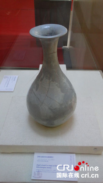 坦桑尼亚国家博物馆藏的中国元代青花瓷刻花玉壶春瓶。 （王新俊 摄）