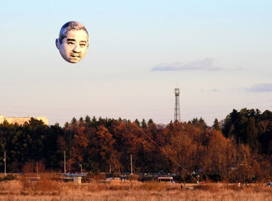 一张巨型“大叔脸”14日出现在日本宇都宫市鬼怒川河畔的上空。