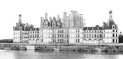 修缮中的法国卢瓦尔河谷香波堡，1981年被联合国教科文组织列入世界文化遗产名录。本报记者 李永群摄
