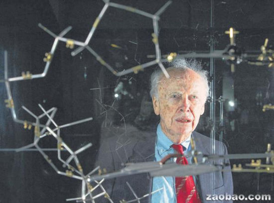 沃森在2005年5月20日到伦敦出席一项大会时，同他发现的脱氧核糖核酸的制图合照。（法新社）