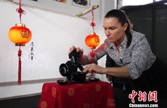 安妮·凯瑟琳在进行创作　郑家平　摄