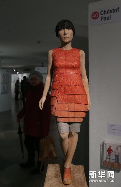 12月2日，人们在德国法兰克福第92届“艺术品”圣诞市场上欣赏艺术家的作品。