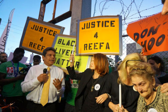 迈阿密民众组织游行抗议艺术展