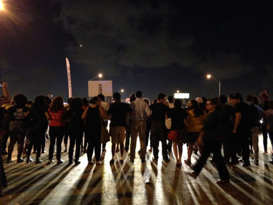 迈阿密民众组织游行抗议艺术展