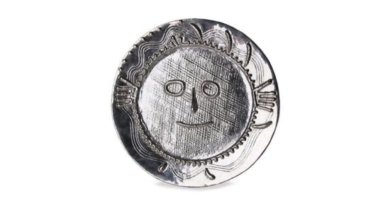 毕加索制作的银盘《脸和手》